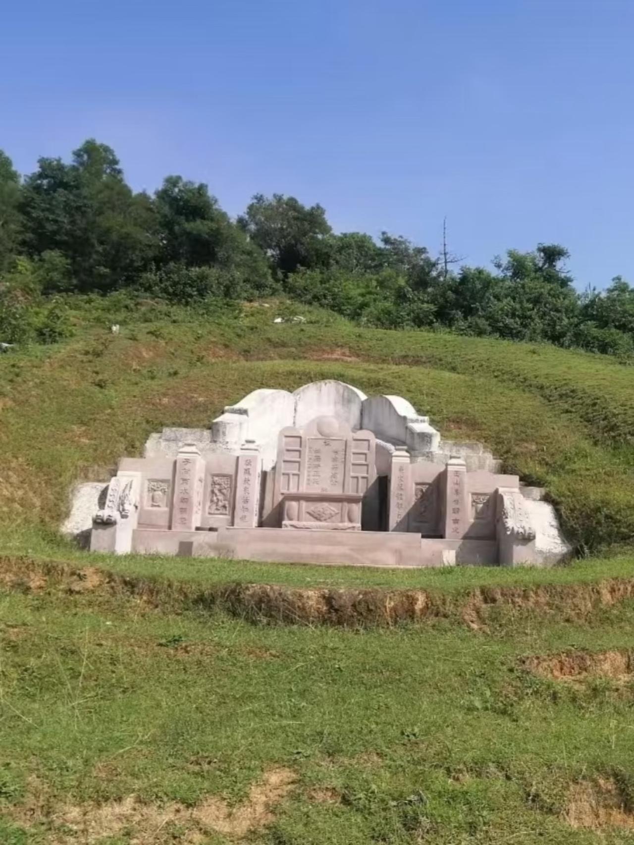 昨晚和殡葬行业的老同学吃饭，
竟得知个“大秘密”：丧葬新规一推行，以后这行再也赚