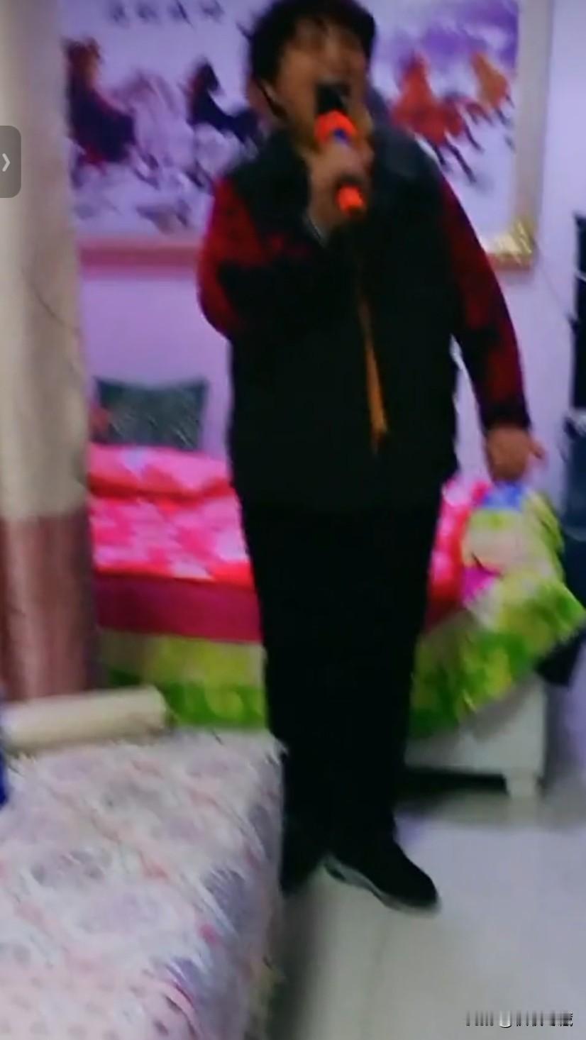 经查，肝囊肿不是大病，生长缓慢，极少恶变，只是肚子积液多，开刀口子才那么长，开刀