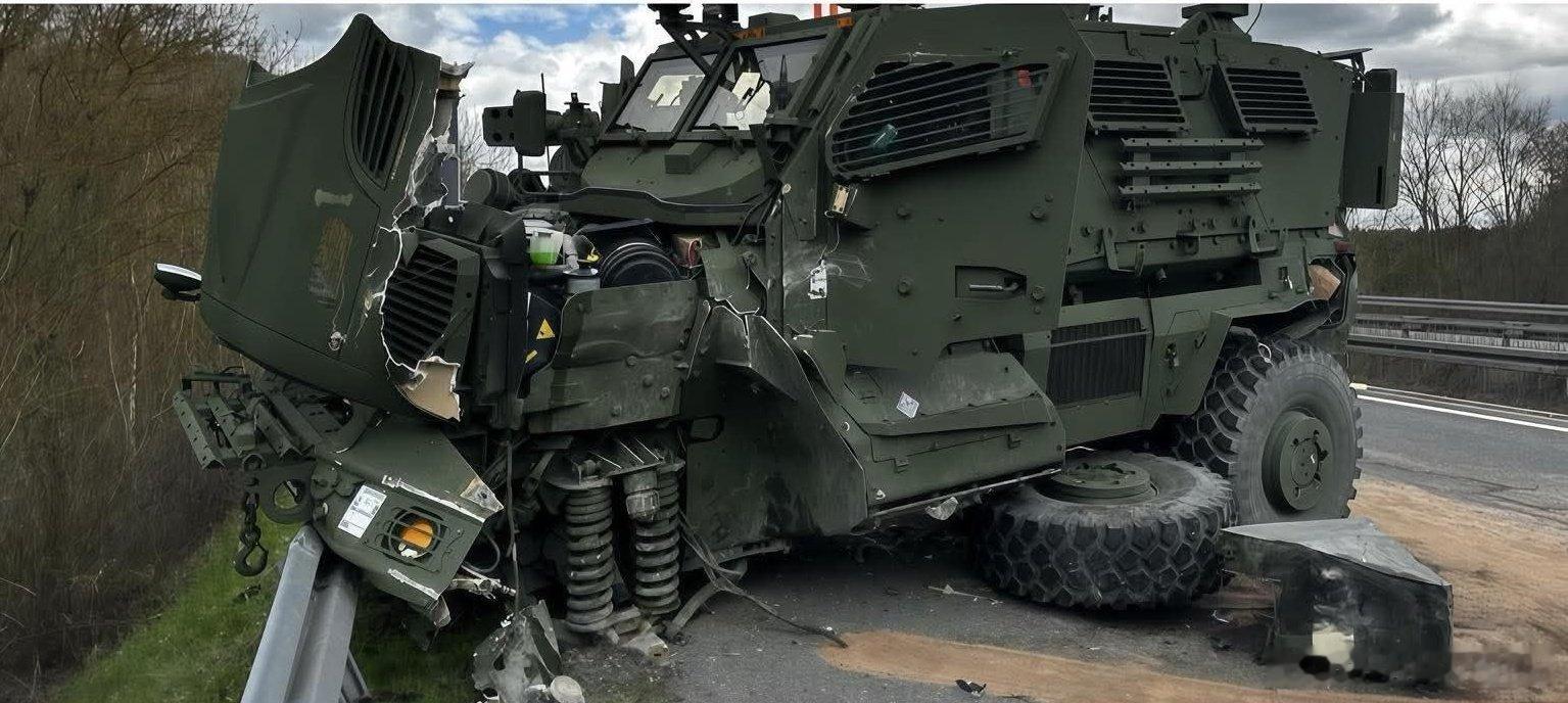 巴伐利亚，美国特朗普总统的maxxpro和斯特瑞克猛烈相撞。很有小排长的风范啊。