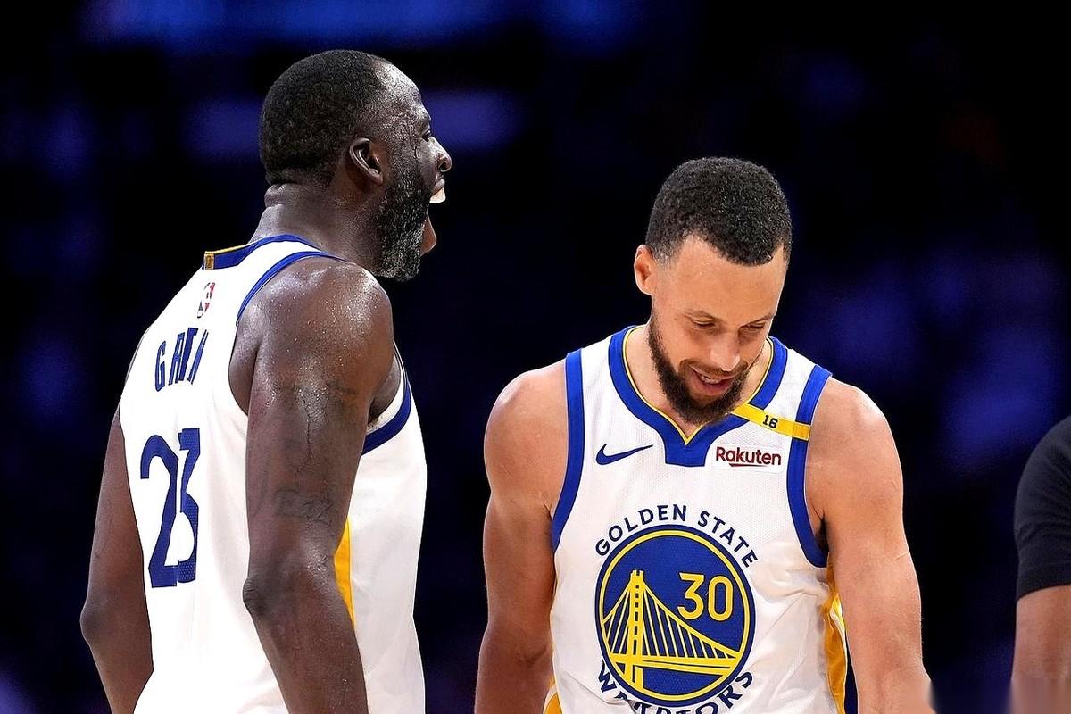 快船队输掉了生死战，球员刚走回更衣室，手机屏幕就亮了。
一张梗图，精准地跳了出来