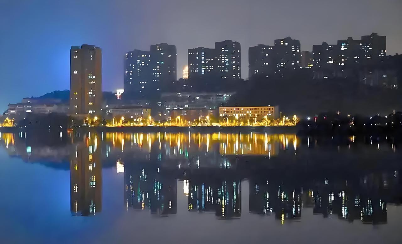 黄石的夜生活有不少好去处，美食与美景皆有。
黄石新天地夜市是美食爱好者的天堂。这
