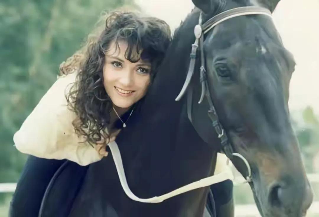 香港演员施明突然去世
那么有钱了
还是抗衡不了疾病，74岁的她抵不过肺癌


