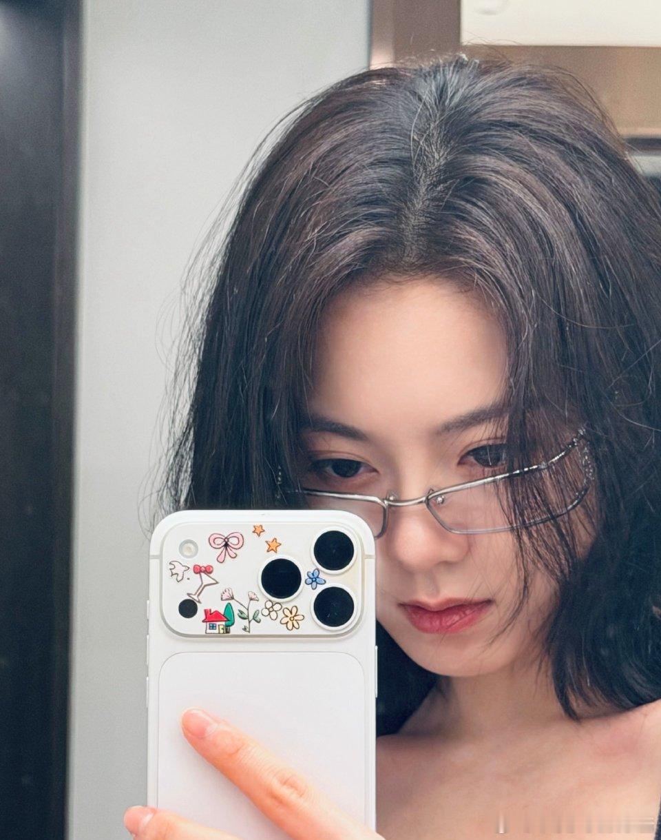 赵今麦最新发型，是帅还是美萌 