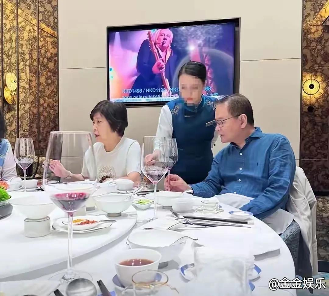 2025年9月10日，林心如父母林文正夫妇罕见现身友人聚餐，75岁的林爸以180