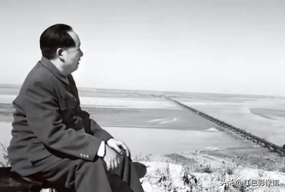 这两张是1952年10月31日，毛泽东主席在郑州邙山（今黄河文化公园小顶山）视察