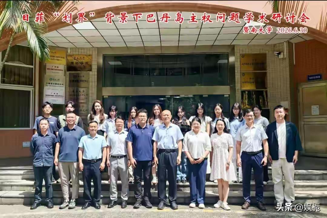 菲律宾和台湾岛之间，被菲律宾非法占领的巴丹群岛，原来属于中国台湾岛，也就是中国的