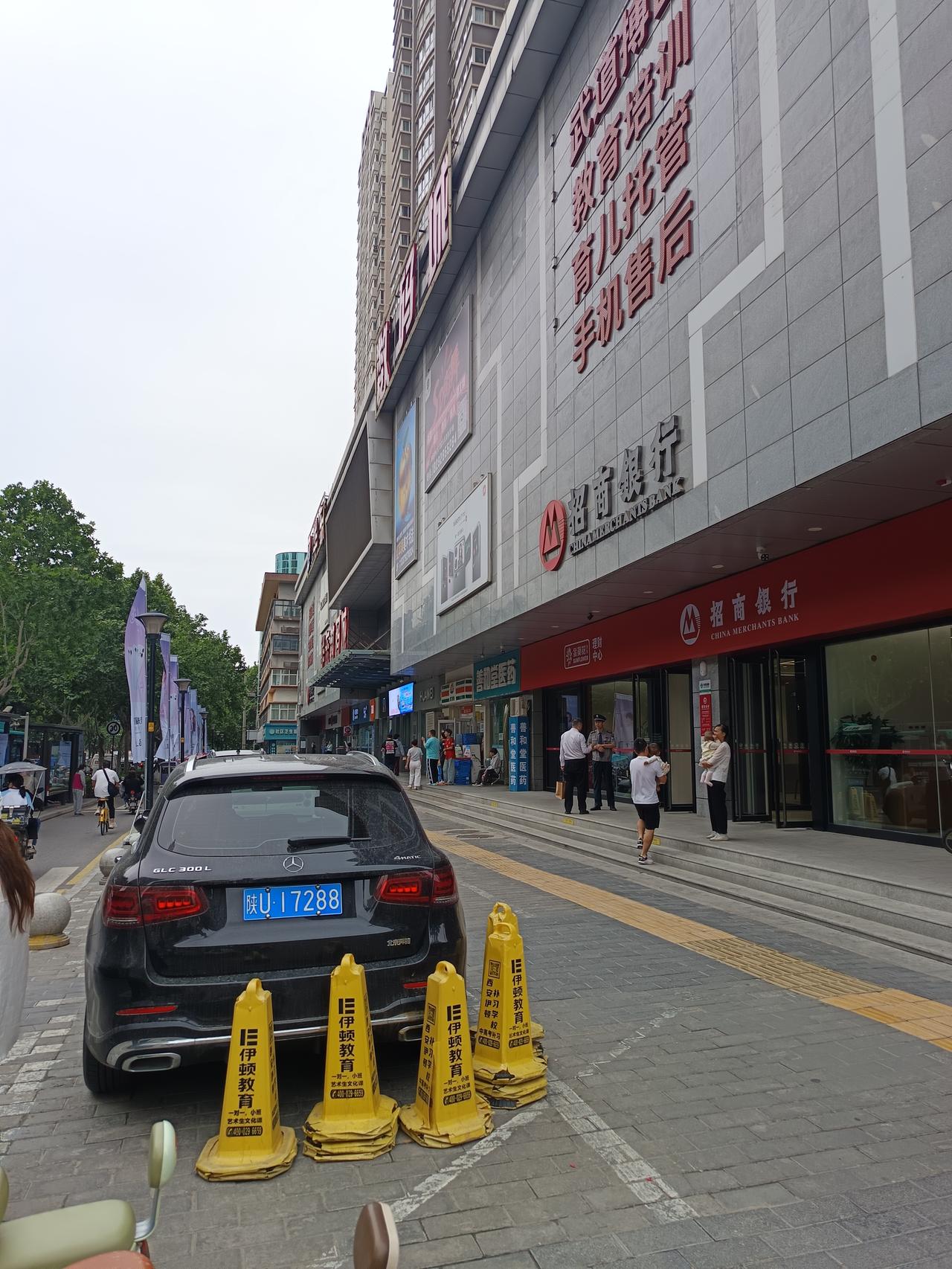 长乐中路招商银行门口，哪位领导的座驾，奔驰300，专用车位！金钱与权利，量身打造