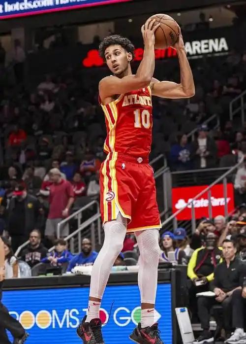 里萨谢还真是被推上状元秀的

老鹰输给热火，里萨谢首发上场24分钟，投篮8中1，