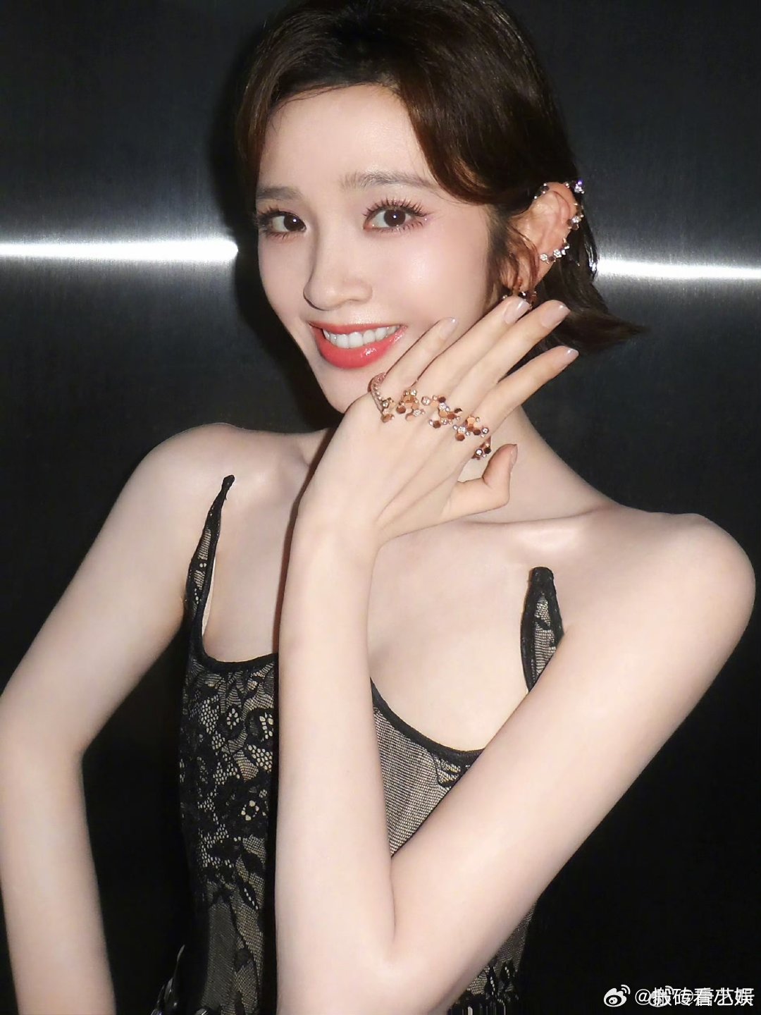 唐艺昕直播被叫妈妈 好有爱旳直播片段，粉丝亲切称呼妈妈，唐艺昕眉眼含笑温柔互动，