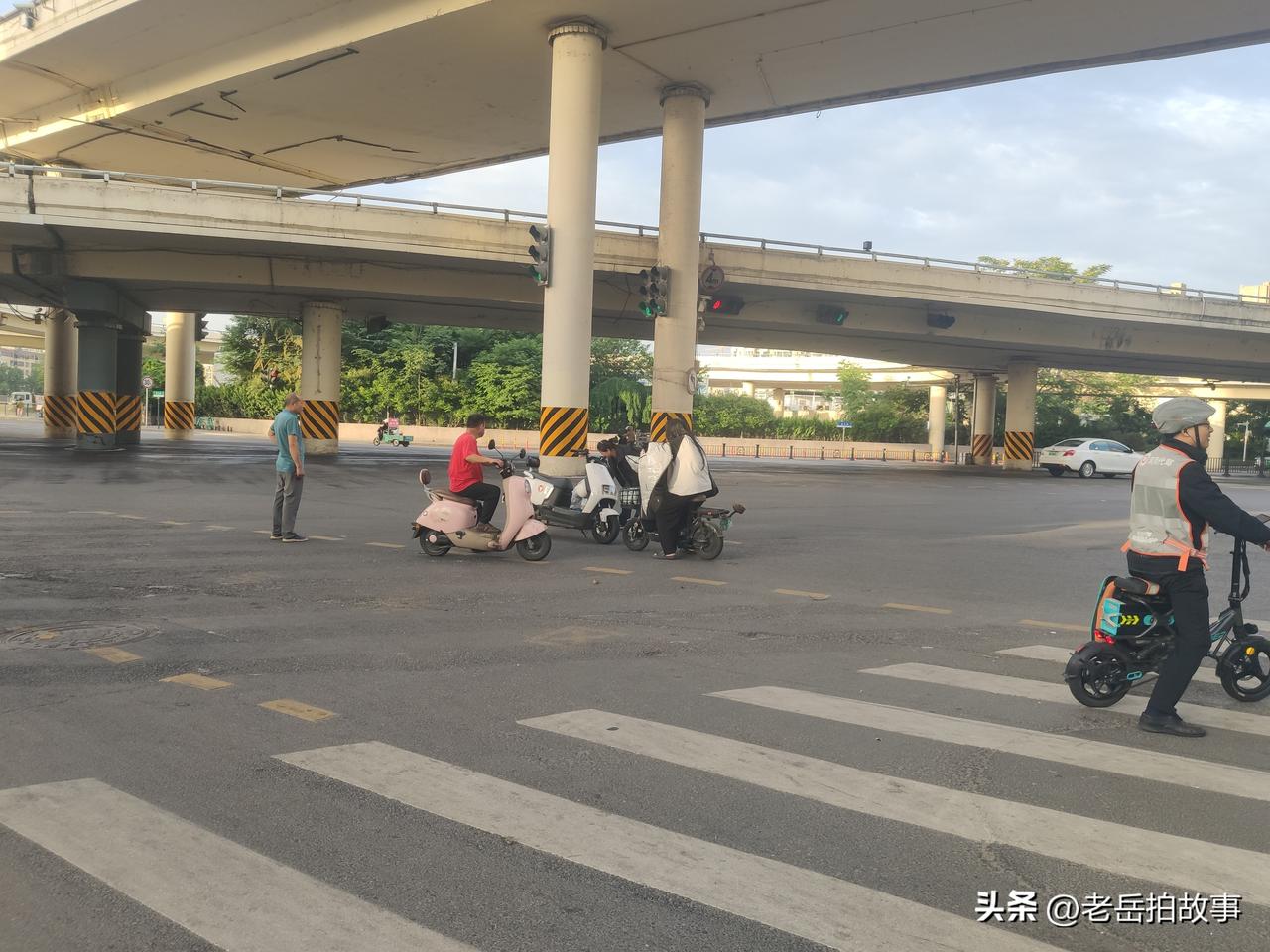 郑州街头早拍:早上人少车稀，但这不是可以闯红灯，骑飞车的理由。无视交通规则，这不