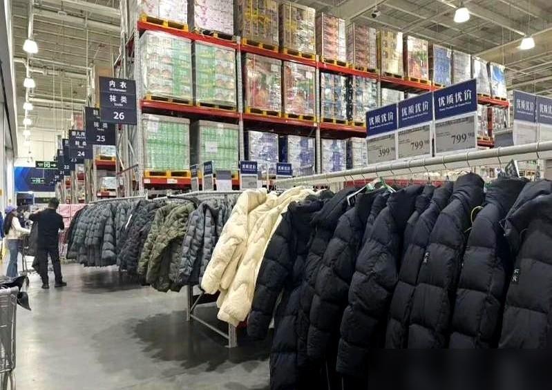 那些标价几千块、剪开全是碎毛的羽绒服，终于在这个冬天被老百姓的算盘珠子给崩飞了。
