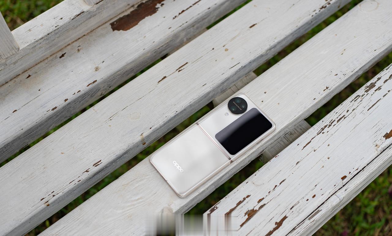 OPPO Find N3 Flip两个升级，一个是哈苏影像的三摄，一个是独立的静