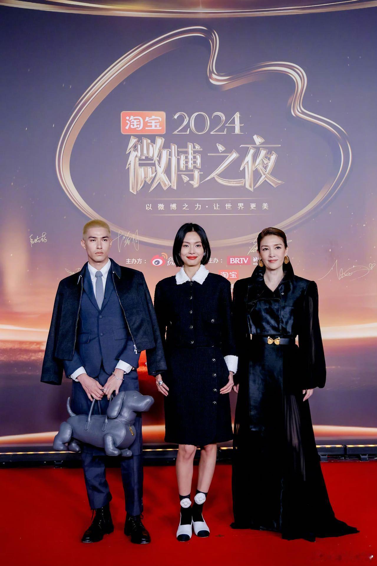 赵佳丽珍珠美人妆  赵佳丽的妆容，宛如清晨的珍珠，温柔而又迷人。她的眼妆恍若星空