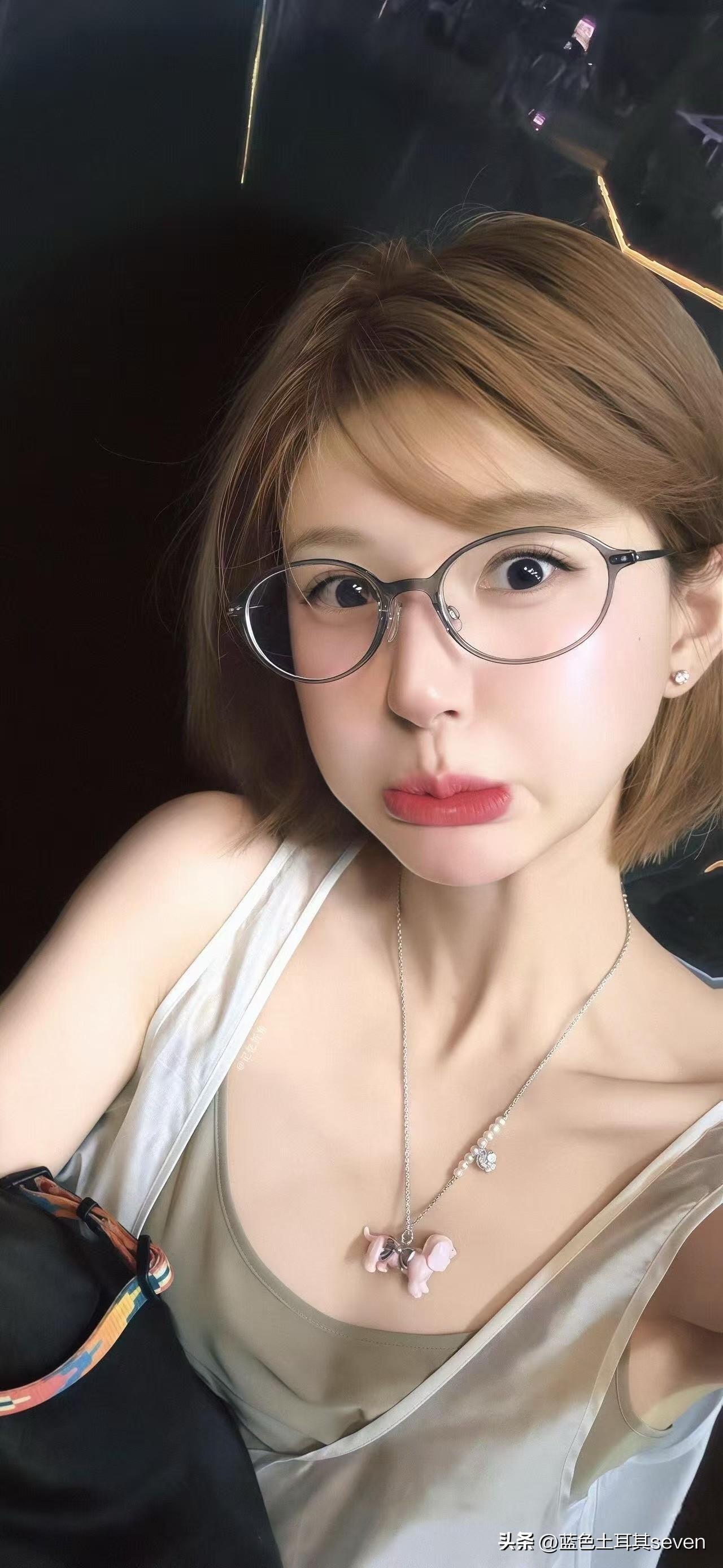 赵露思戴框镜做鬼脸，甜度超标！