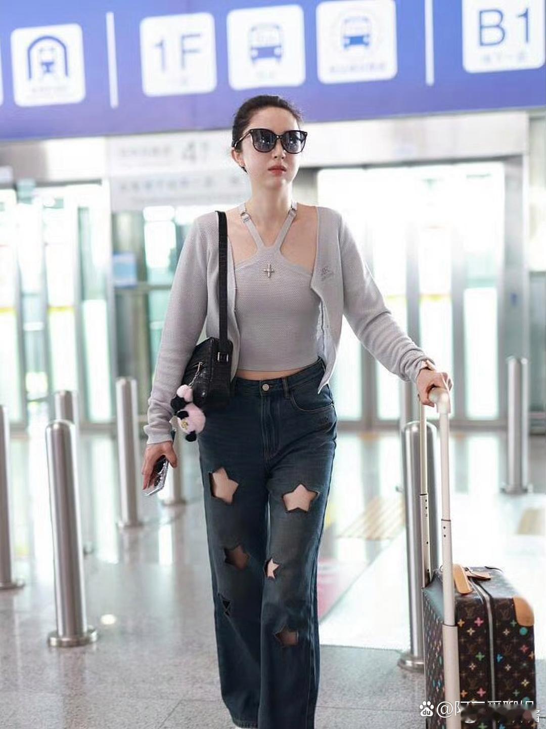 董璇机场照，这星星破洞牛仔裤很潮 