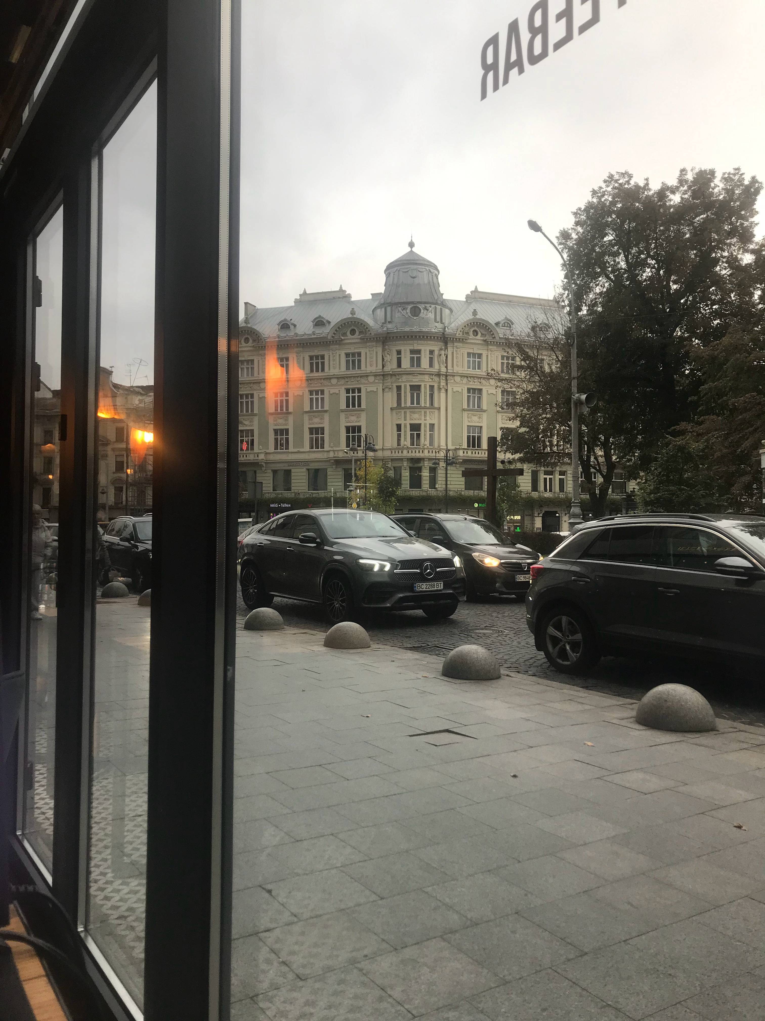 在落地透明窗的咖啡厅办公，旁边就是街道。我穿着“Make Russia smal
