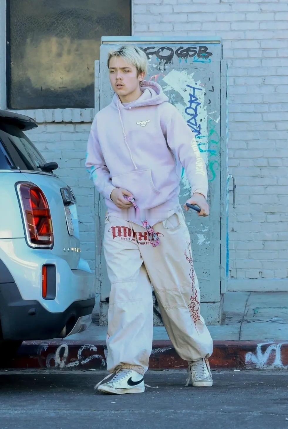 安吉丽娜·朱莉和布拉德·皮特的儿子Knox的近照👇 