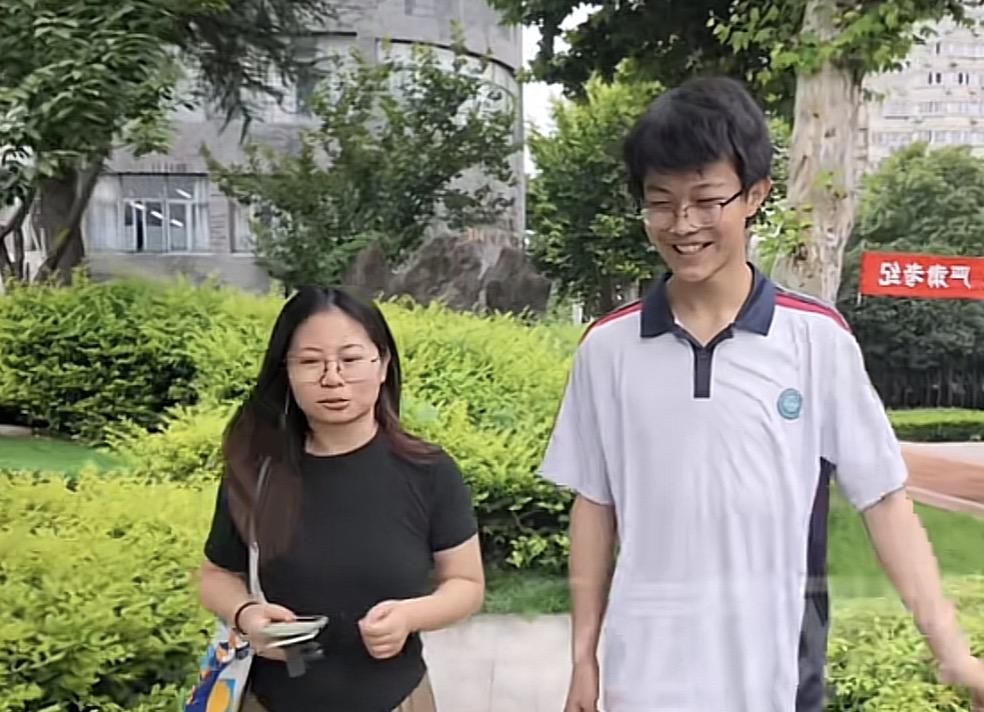 最近湖北的一位高考生，在网上引发了不少的争议！之所以引发争议，是因为他的成绩，明