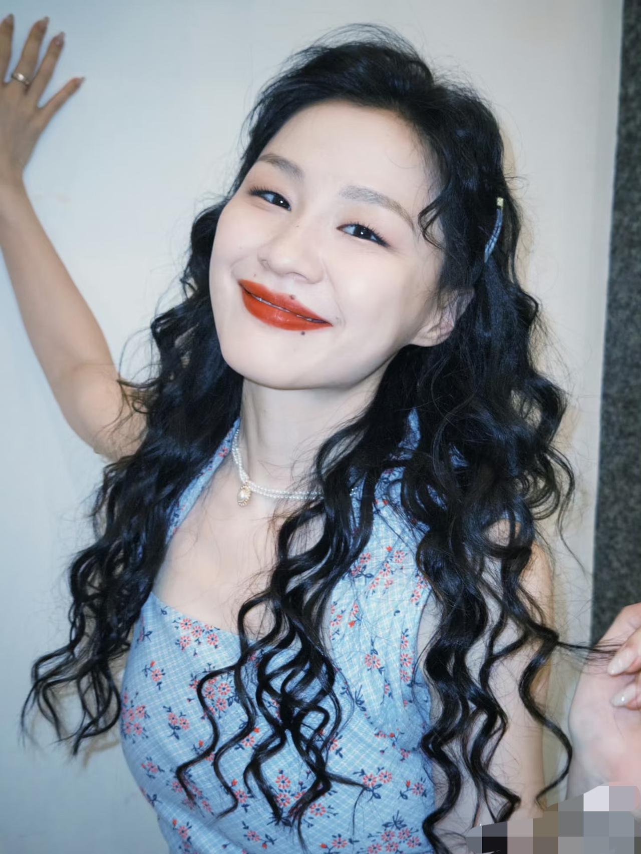 金靖应该挺意外的，
没想到王家卫的一句录音，
让网友发现了金靖原来这么漂亮，这也