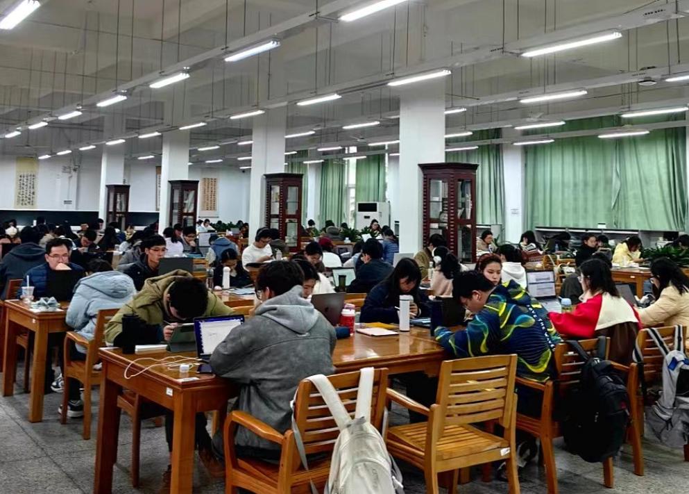 我认为，考研本应是少数人的主动深造选择，却正被异化为多数人的被动避险通道，这本质