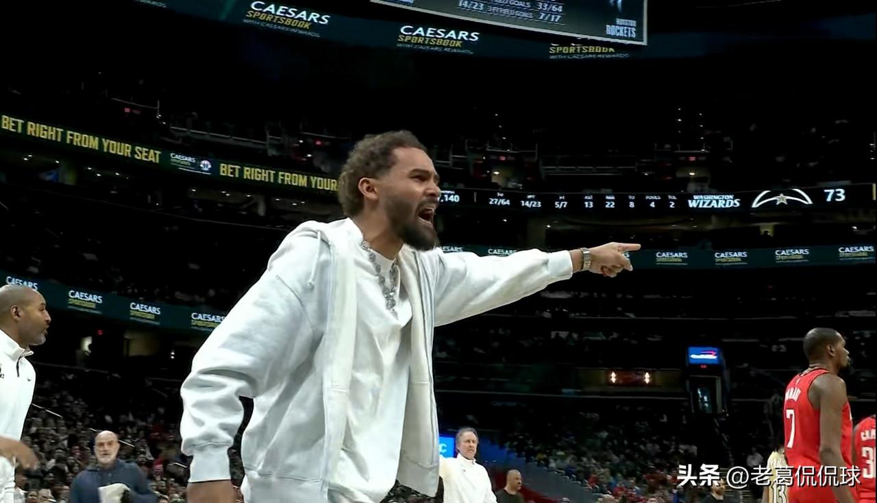 奇才超级后卫特雷-杨真是太仗义了！在今天奇才主场迎战火箭的比赛中，当时比赛进行到