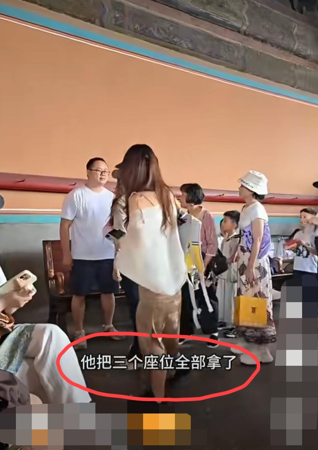 故宫博物院内，疑似年轻男子帮朋友占座位，引发这位背包大爷的不满，双方发生激烈的争