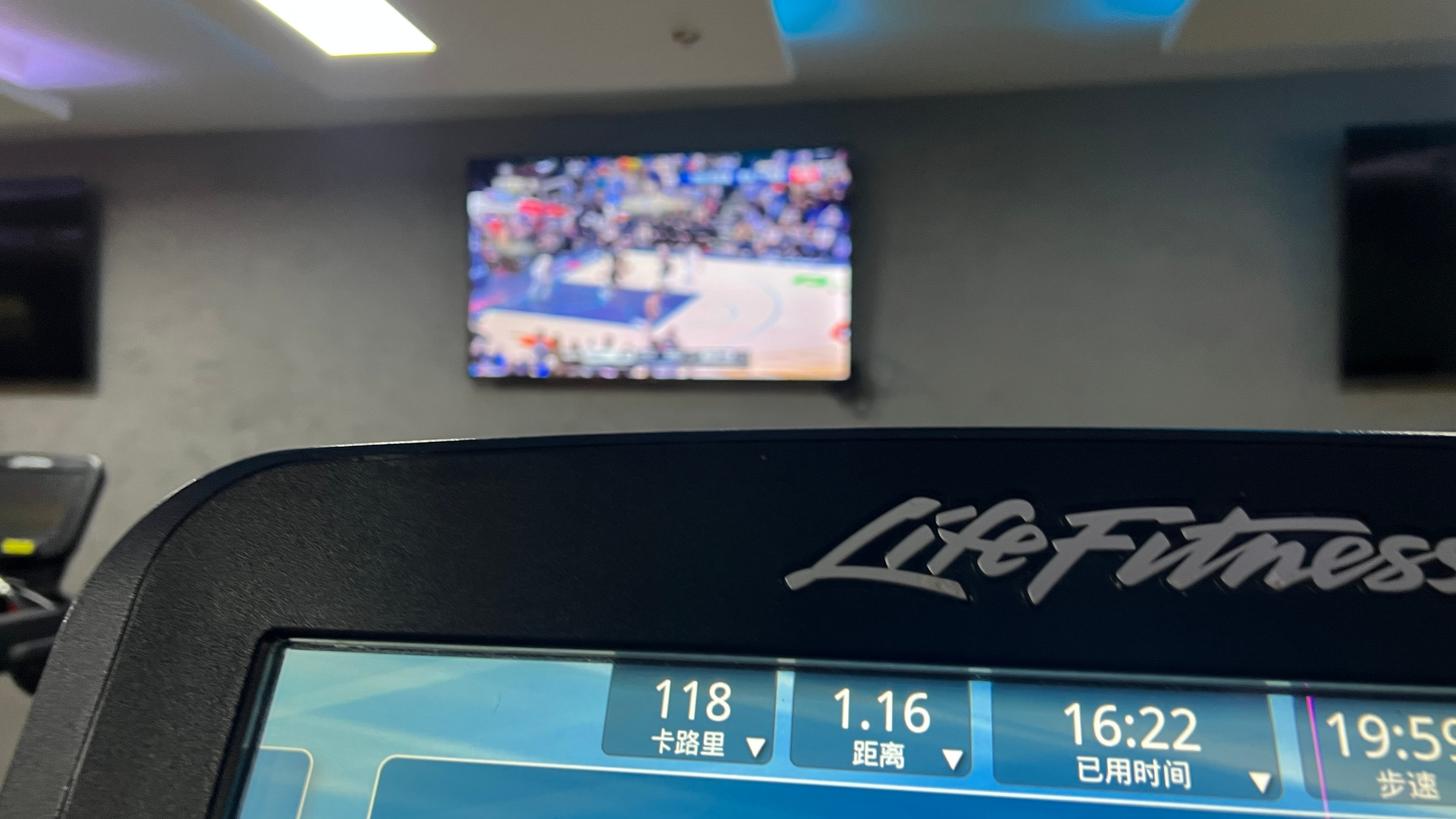 尼玛上了跑步机看了15分钟雷霆掘金冲突 打架纯享版