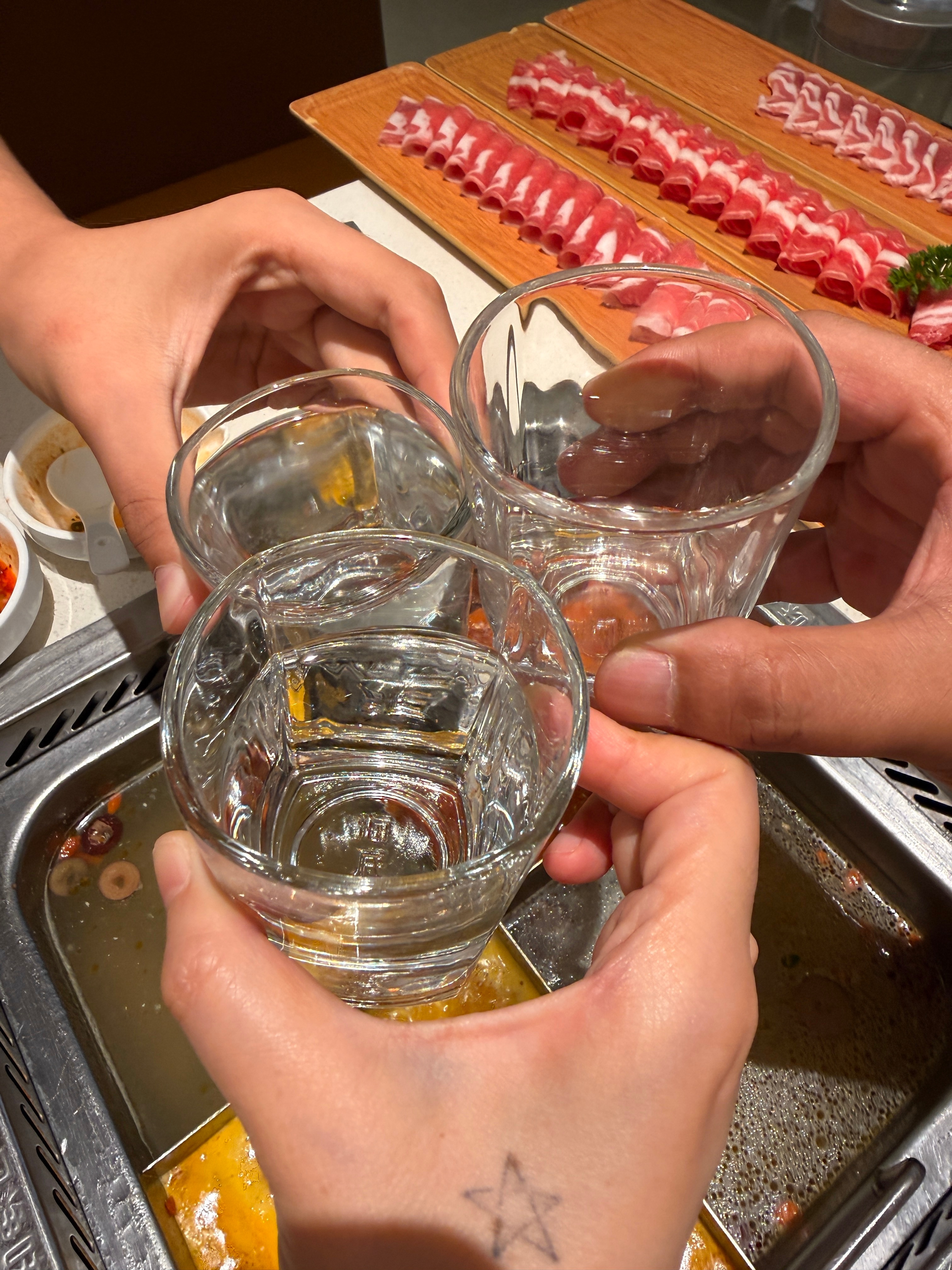 朴素的一餐 我们仨刚吃完饭，打算今晚回去熬夜，下周一之前小酱都可以熬夜。老酱说他