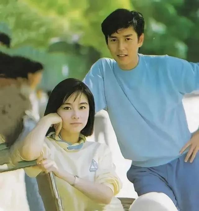 谭咏麟与林青霞罕见照片，那时候的他们真的好年轻，也好美好帅。
1984年，谭咏麟