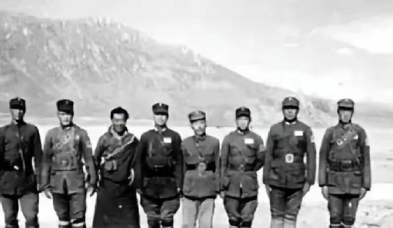 1950年，解放军在新疆戈壁发现8个"野人"，走近一看全军破防
1950年3月，