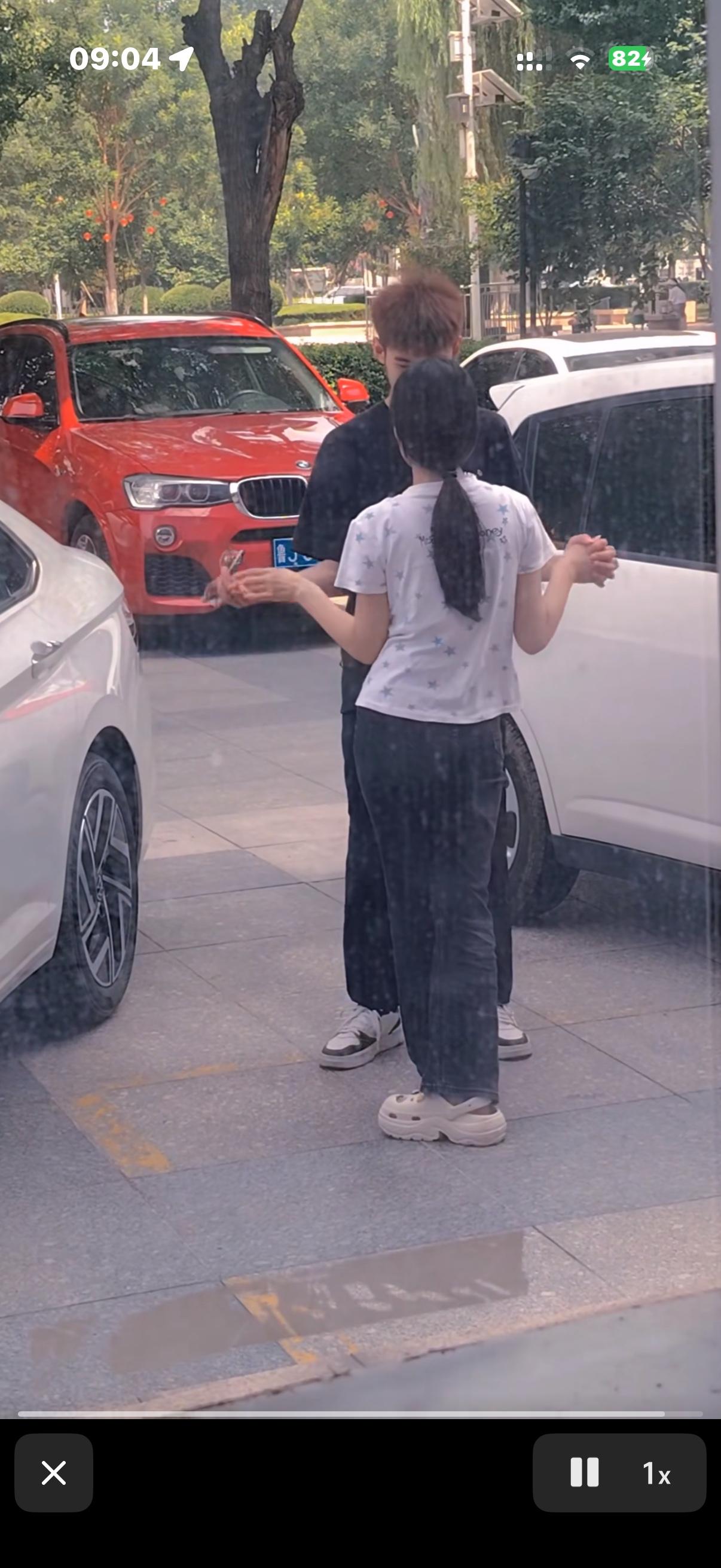 真想不通，现在的年轻女孩子，都喜欢染了黄毛的男孩，越是正正经经的男孩没人搭理！哎