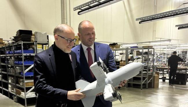 比利時在發生不明無人機事件後訂購攔截無人機。
國防部長表示，他在裡加與拉脫維亞公