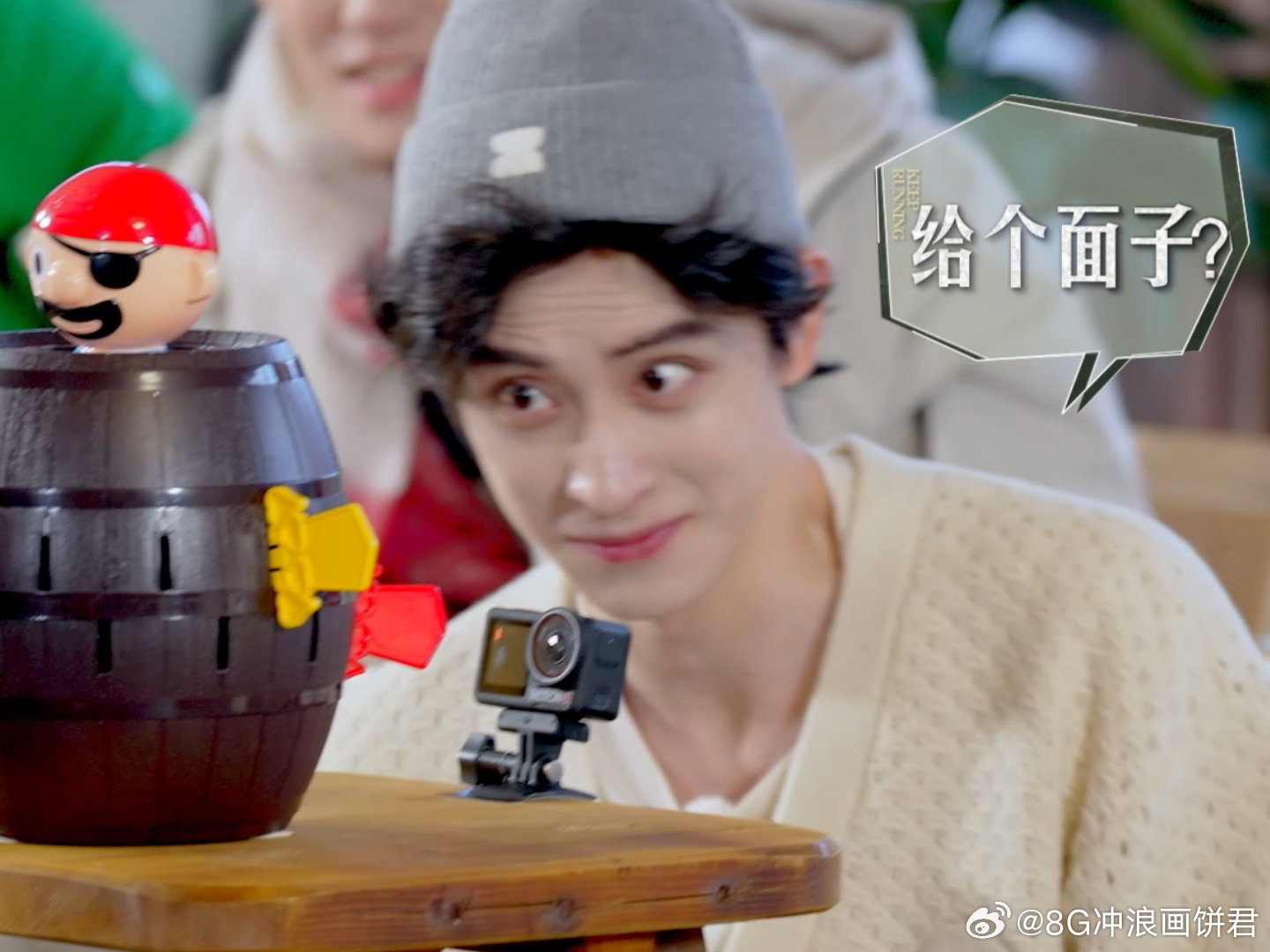 白鹿说敖瑞鹏又装上了奔跑吧敖瑞鹏：我只需要一个币。现实：毫无声响。白鹿：又装上了