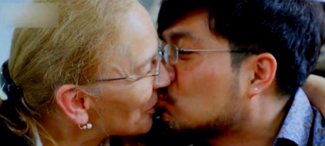 2008年，一位28岁的北京独生子执意迎娶50岁的德国女子，面对家人的强烈反对毫