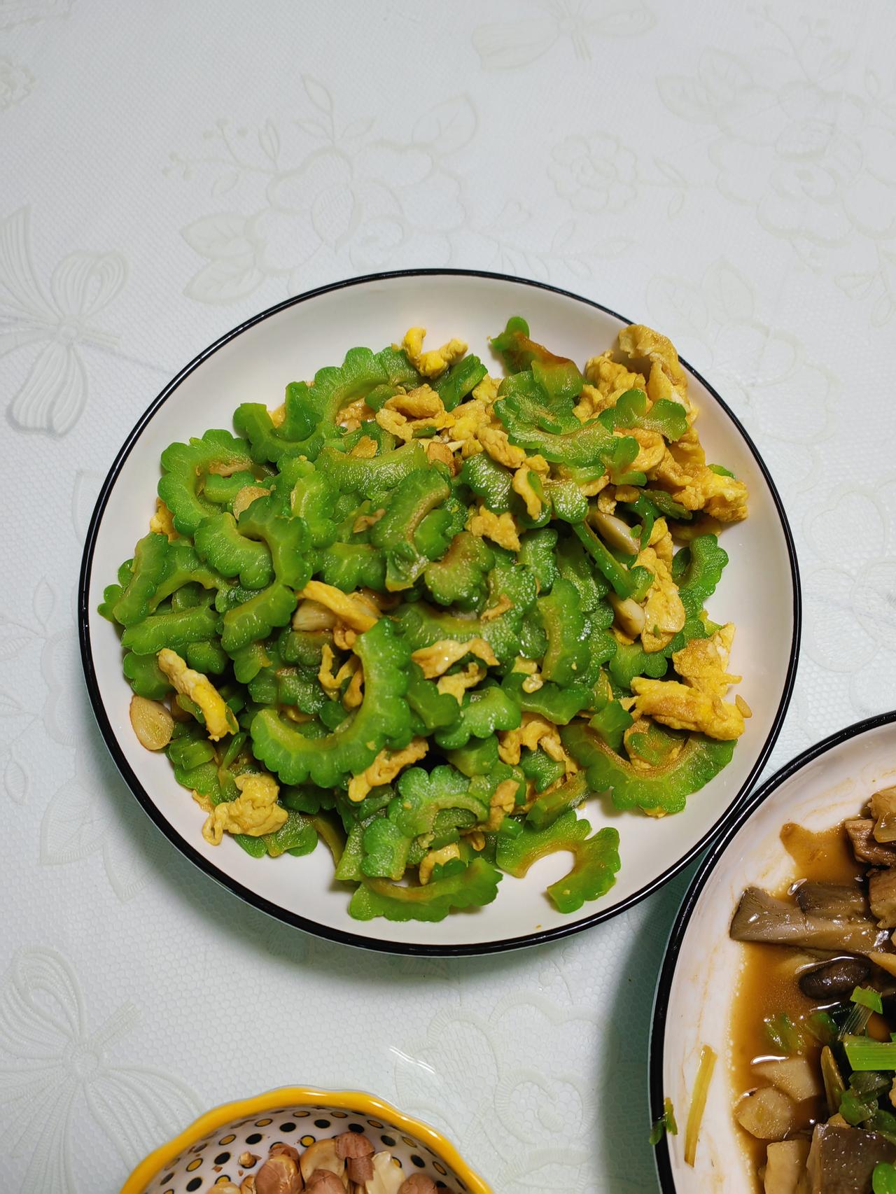 我发现两口子闹别扭，女人虽然气归气，但是该干的一样不落下。[捂脸][捂脸]

因