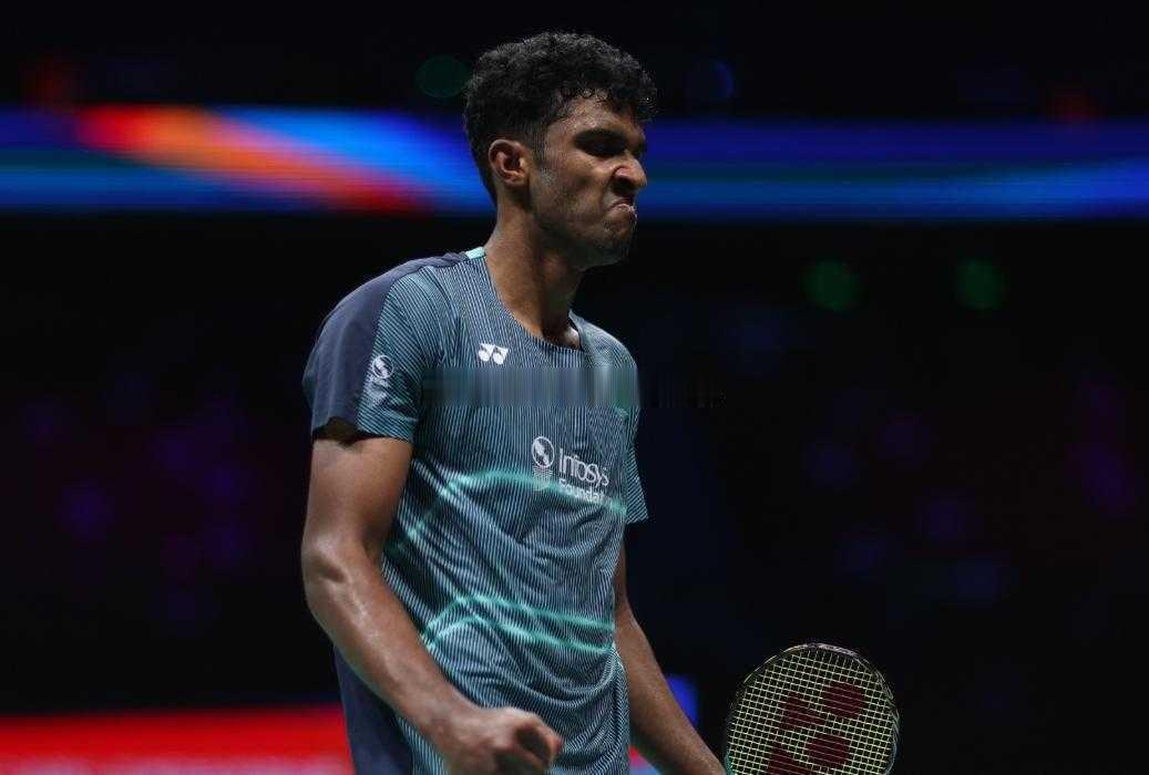 亚锦赛首次封王！石宇奇2-0完胜最强黑马，打破国羽8年冠军荒石宇奇首夺亚锦赛冠军