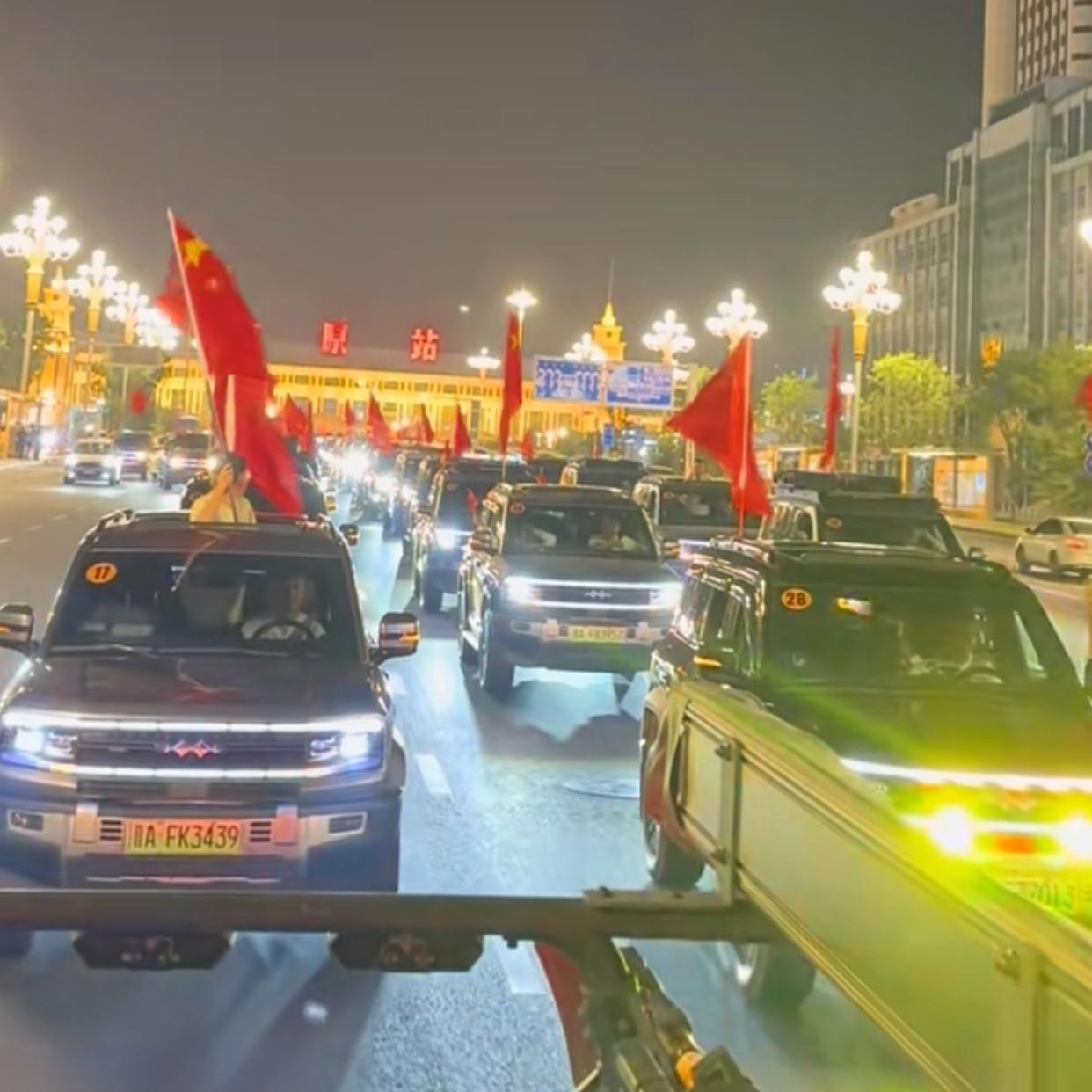 发现没有昨天晚上，抗战80年胜利阅兵
太原迎泽大街上也出现了车队应援

车队打着