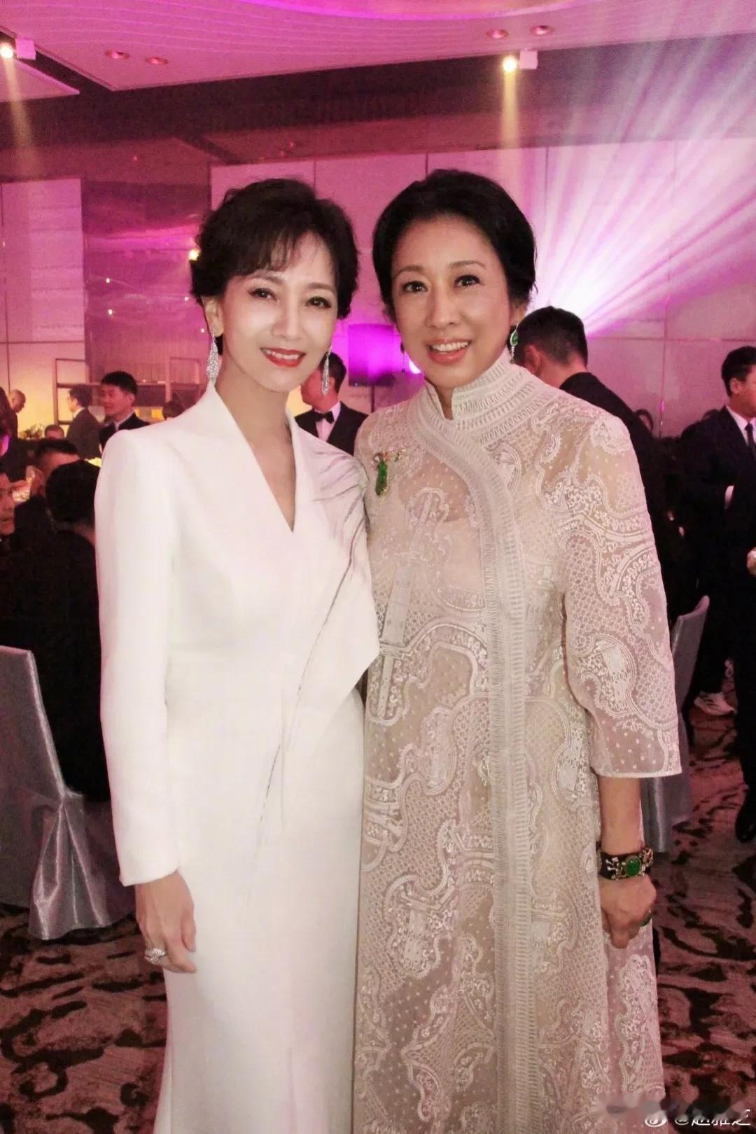 白娘子赵雅芝遇上豪门贵妇朱玲玲，美艳和贵气，哪个更胜一筹？

3月17日，在慈善