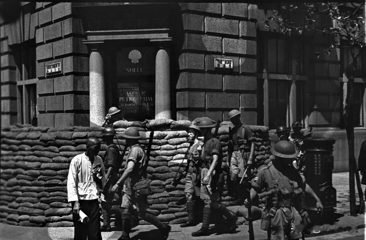 1937年的上海租界陷入一片恐慌，街头遍布荷枪实弹的士兵，各处还筑起了堡垒工事，