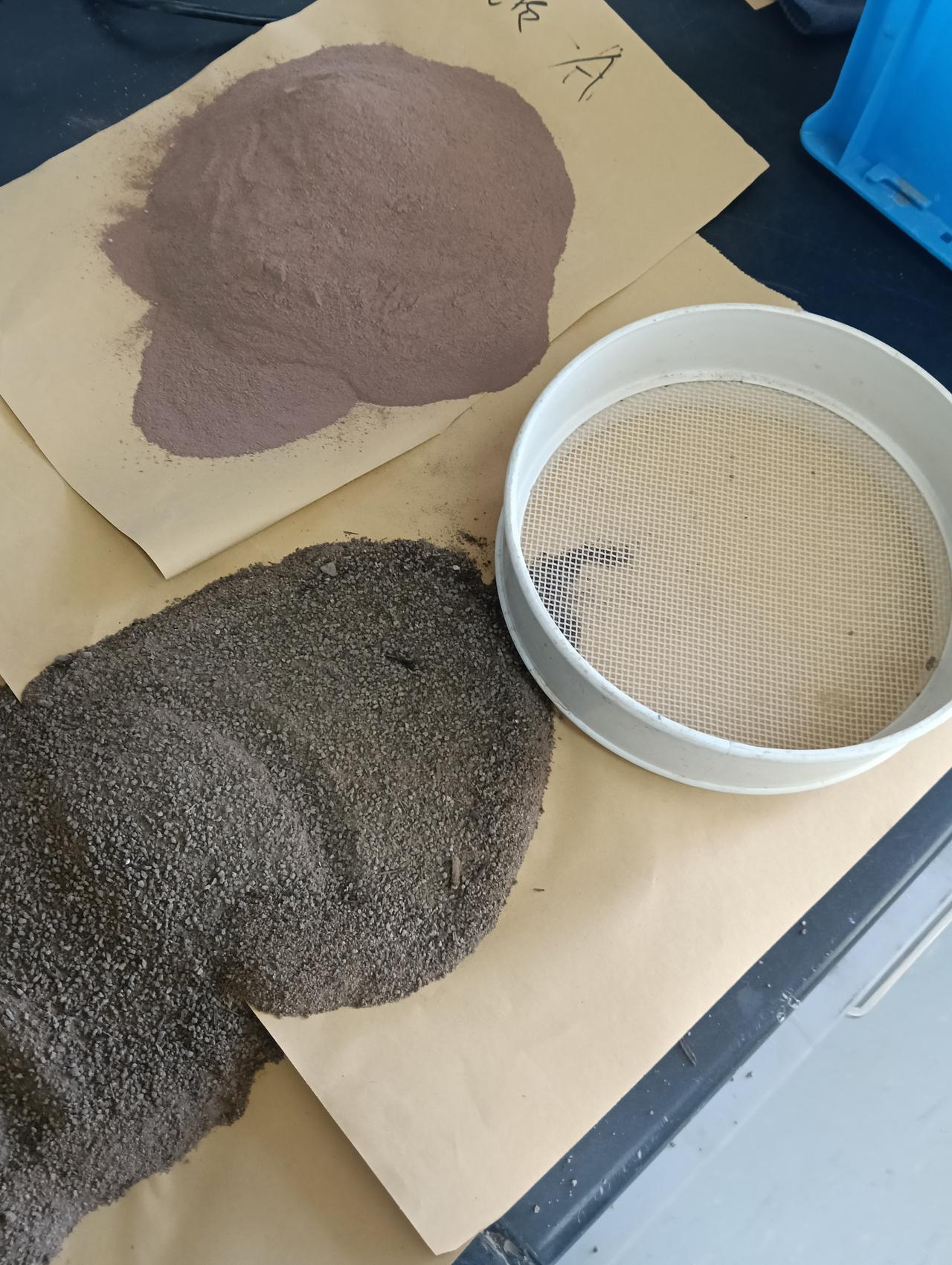 用了来自新疆，辽宁，河北，江西四个地方的土壤混在一起加上营养土，种了铁皮西红柿，