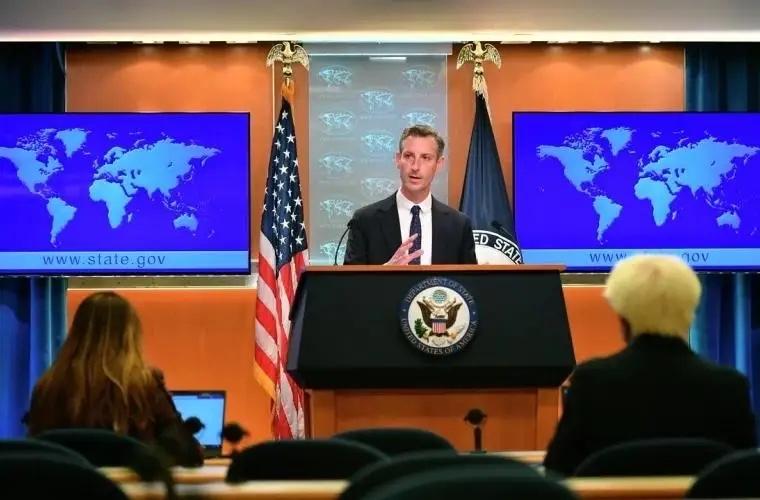 美国副助理国务卿突然对镜头放狠话，公开警告全球：任何阻拦运往台岛军火的行为，都将