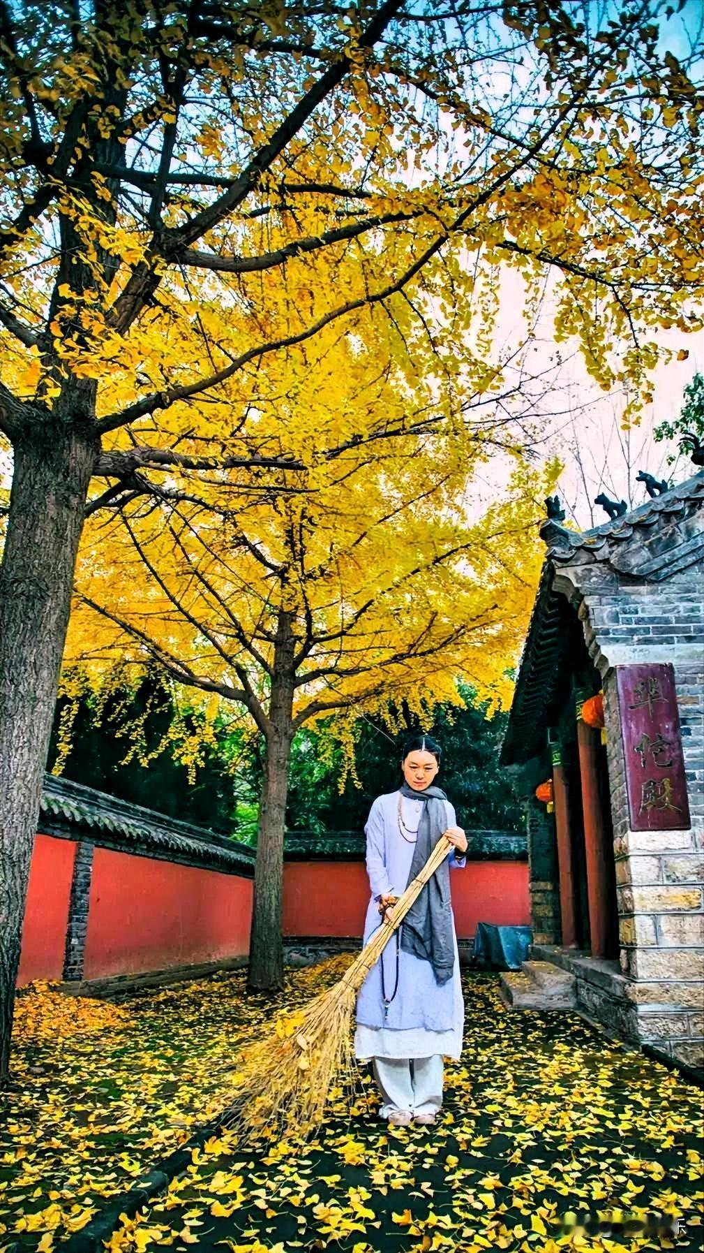 上联写冬日萧瑟之景，下联以春日生机相对，形成季节对比与情感转折，平仄工整，意境和