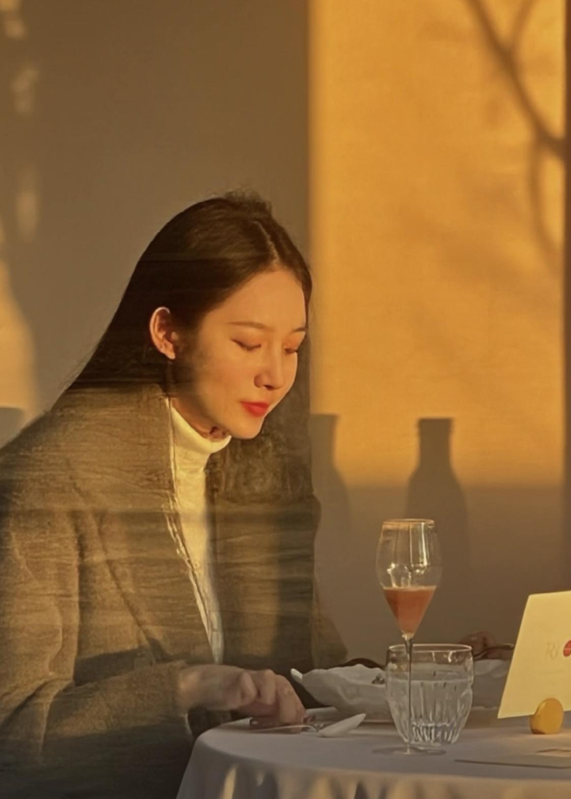 嵩祝院北巷，有一个被胡同裹夹着的红墙院落。这里的前身是明代皇家印经厂，￼￼￼清代