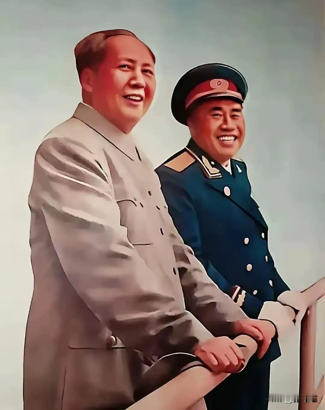 城楼之上，毛主席与朱总司令笑意盈盈，神情欣然，满怀欣慰与豪情。