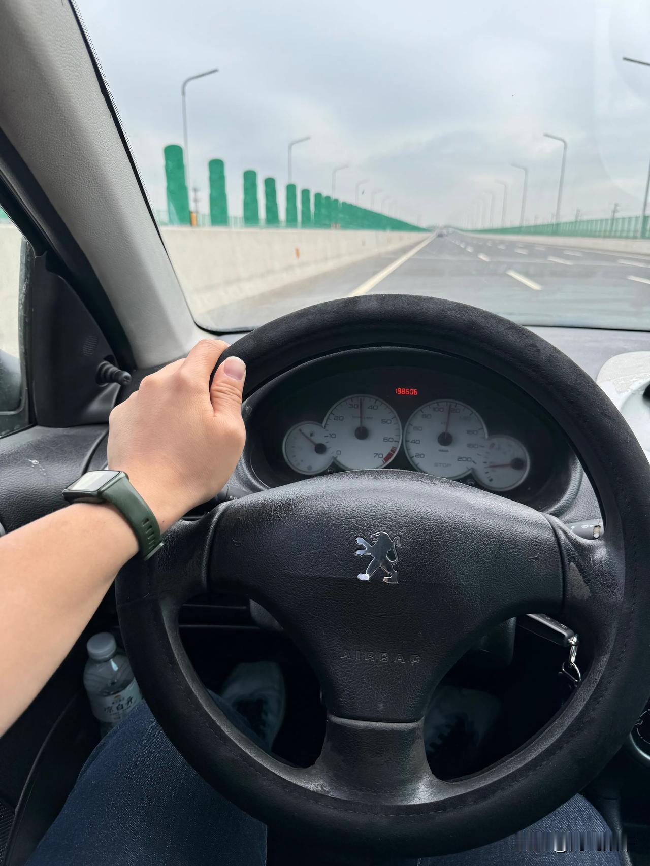 标致206最快能跑多少啊？
过了一百就跟别人跑两三百差不多………市里代步倒是没毛