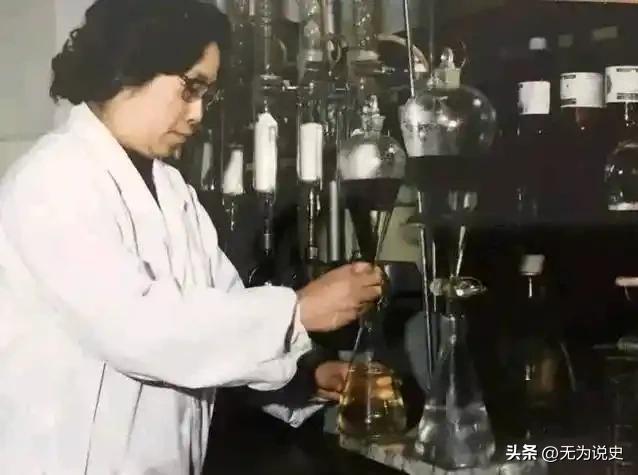 1971年秋，第191号样品摆在桌上。鼠疟原虫抑制率：100%。

此前，屠呦呦