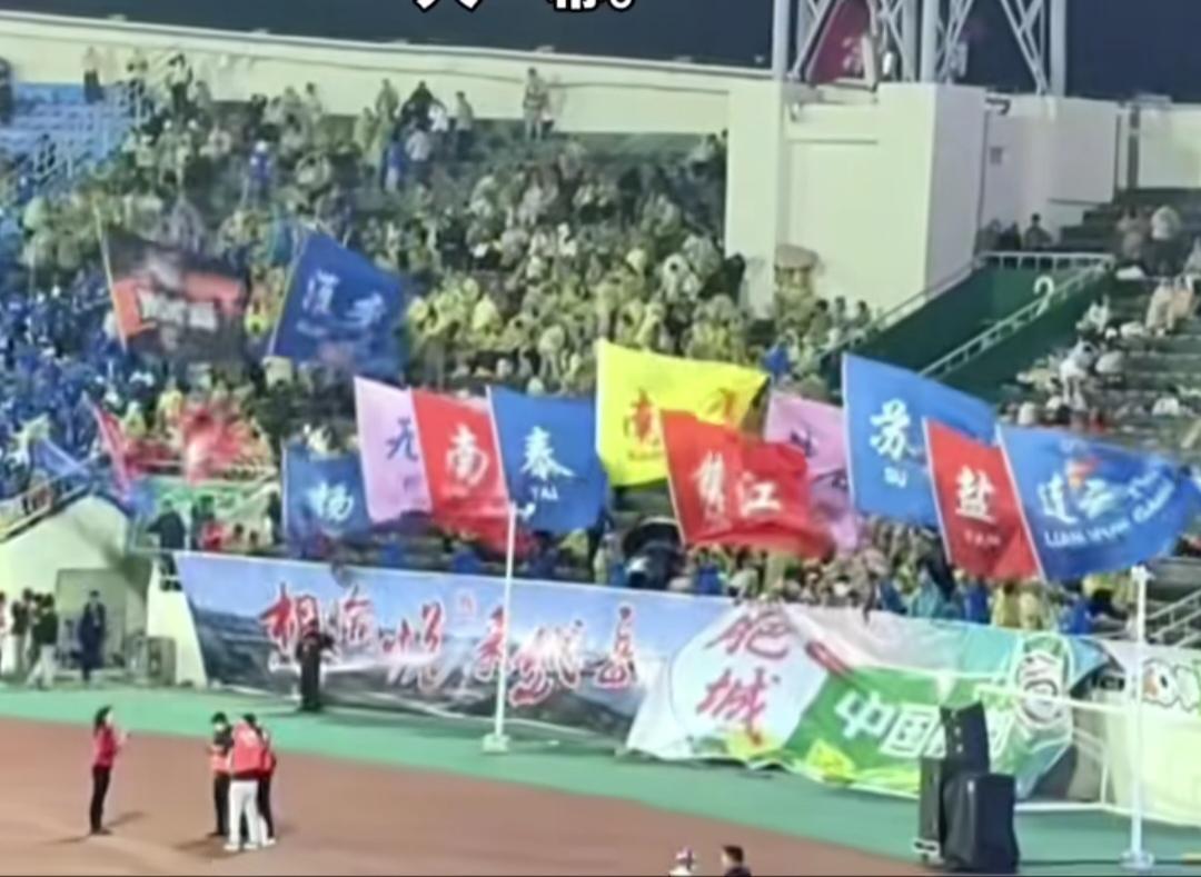 苏超正在壮大，永州客场比赛，这么多江苏棋子去支持，这里面还有黄冈棋子。

去年苏