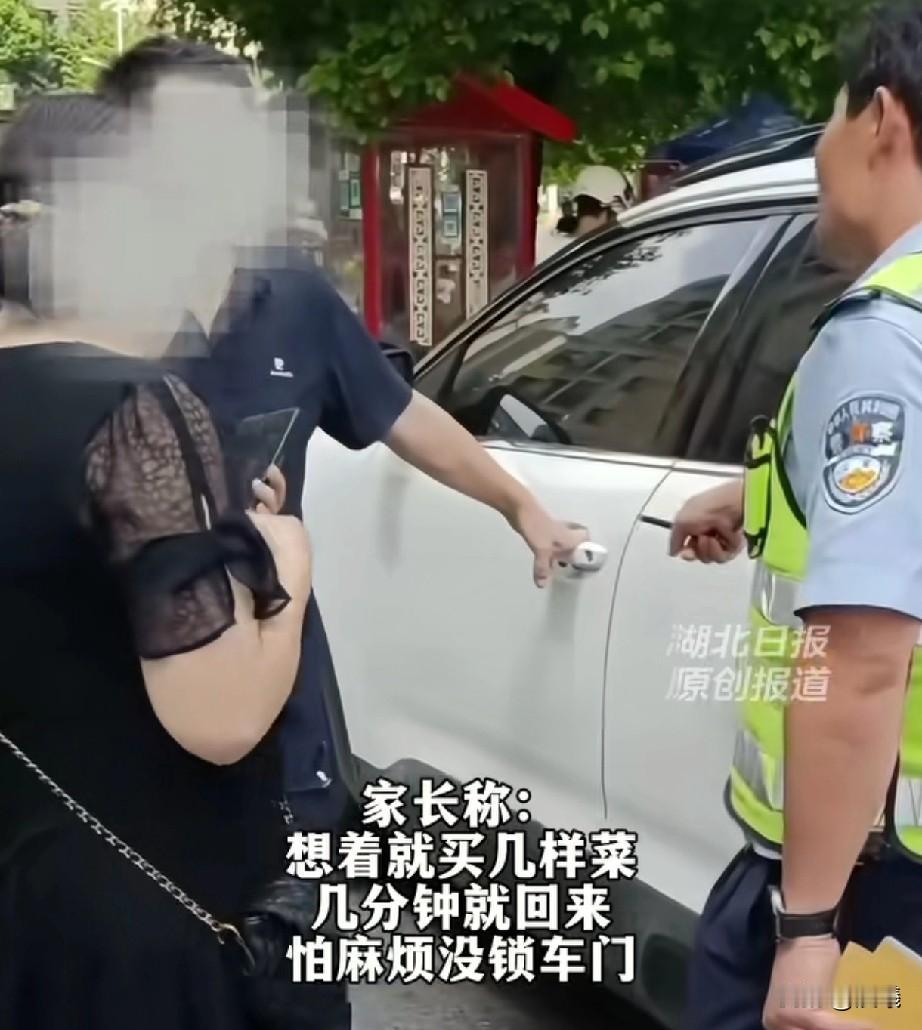 湖北街头，两名交警围着一女子一顿疯狂输出，女子手足无措，只能尬笑，现场众人一点不