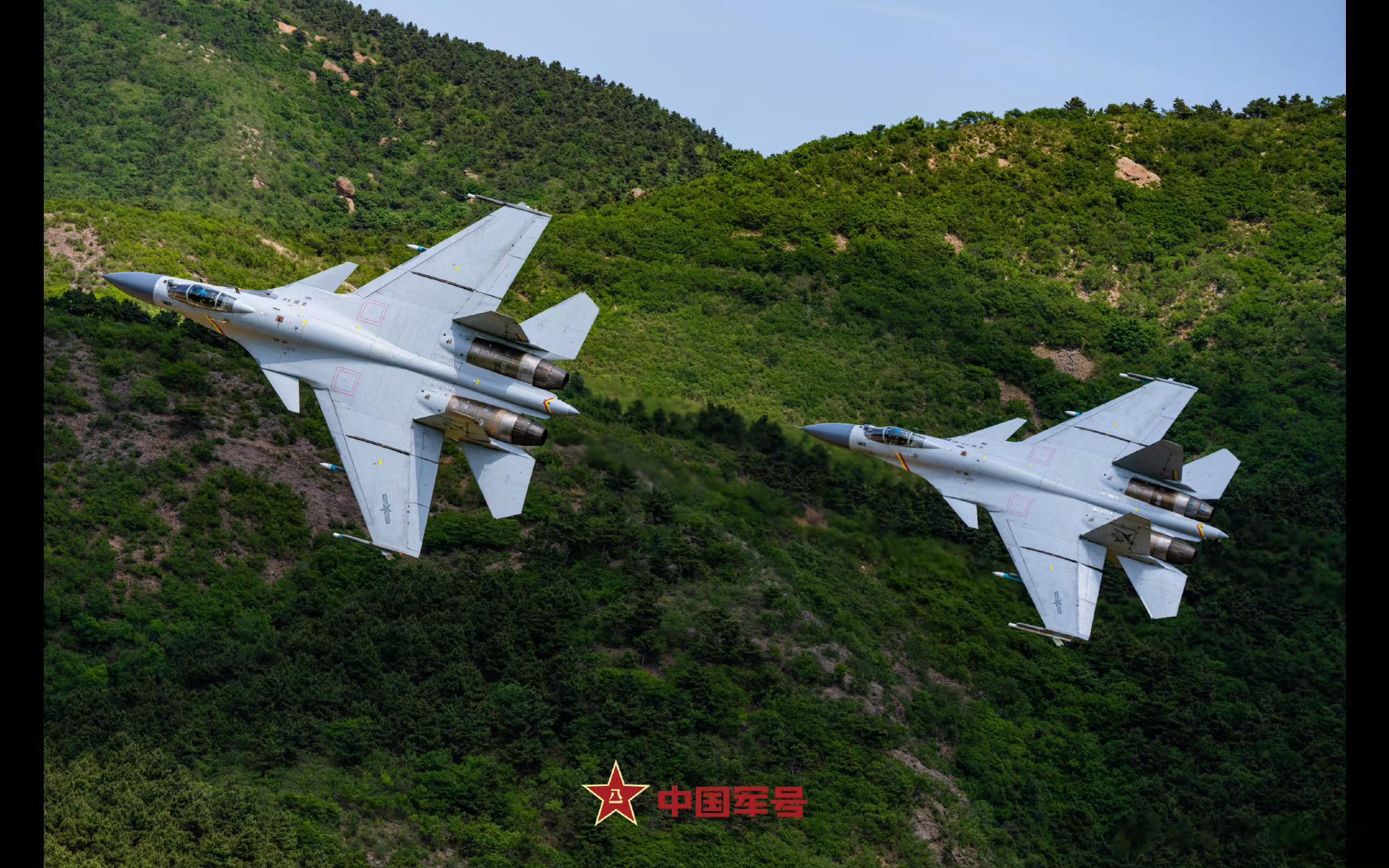 漂亮啊，来瞅瞅“中国军号”发布的一组歼-15“飞鲨”舰载战斗机低空飞越山谷的照片