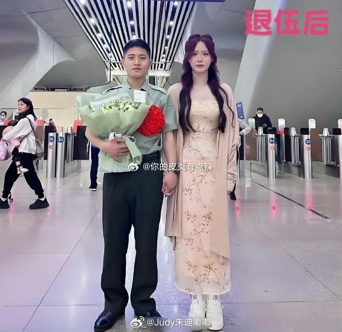 入伍和退伍，两人的气质都变了 ！ 